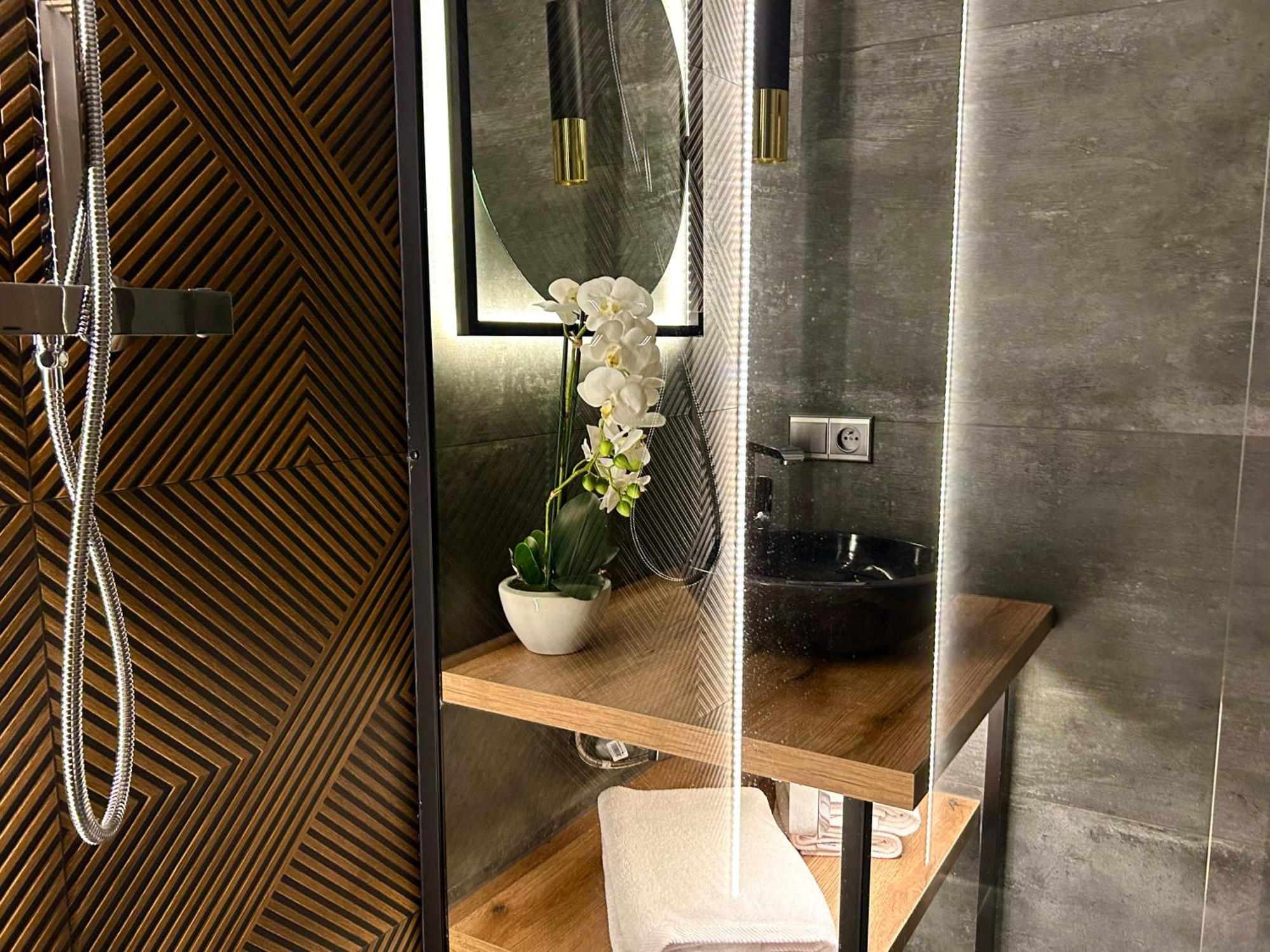 Leo Apartment Suite & Private Spa Zone - Old City Братислава Экстерьер фото