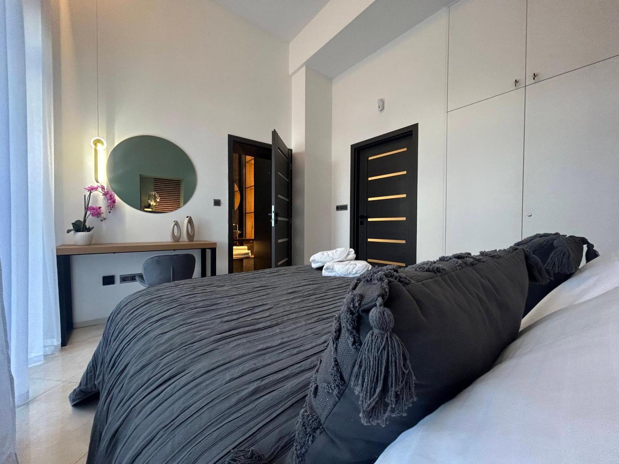 Leo Apartment Suite & Private Spa Zone - Old City Братислава Экстерьер фото