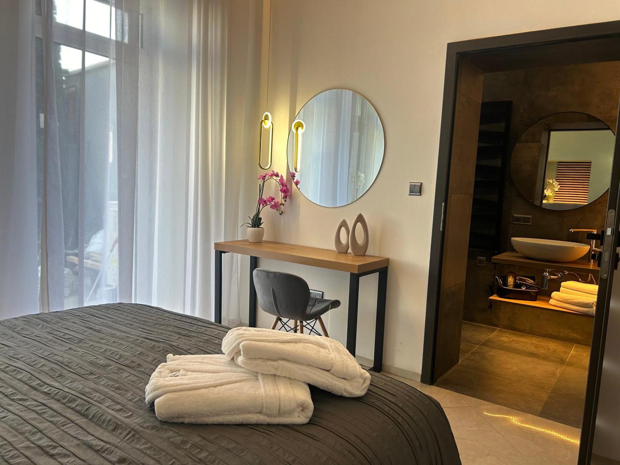 Leo Apartment Suite & Private Spa Zone - Old City Братислава Экстерьер фото