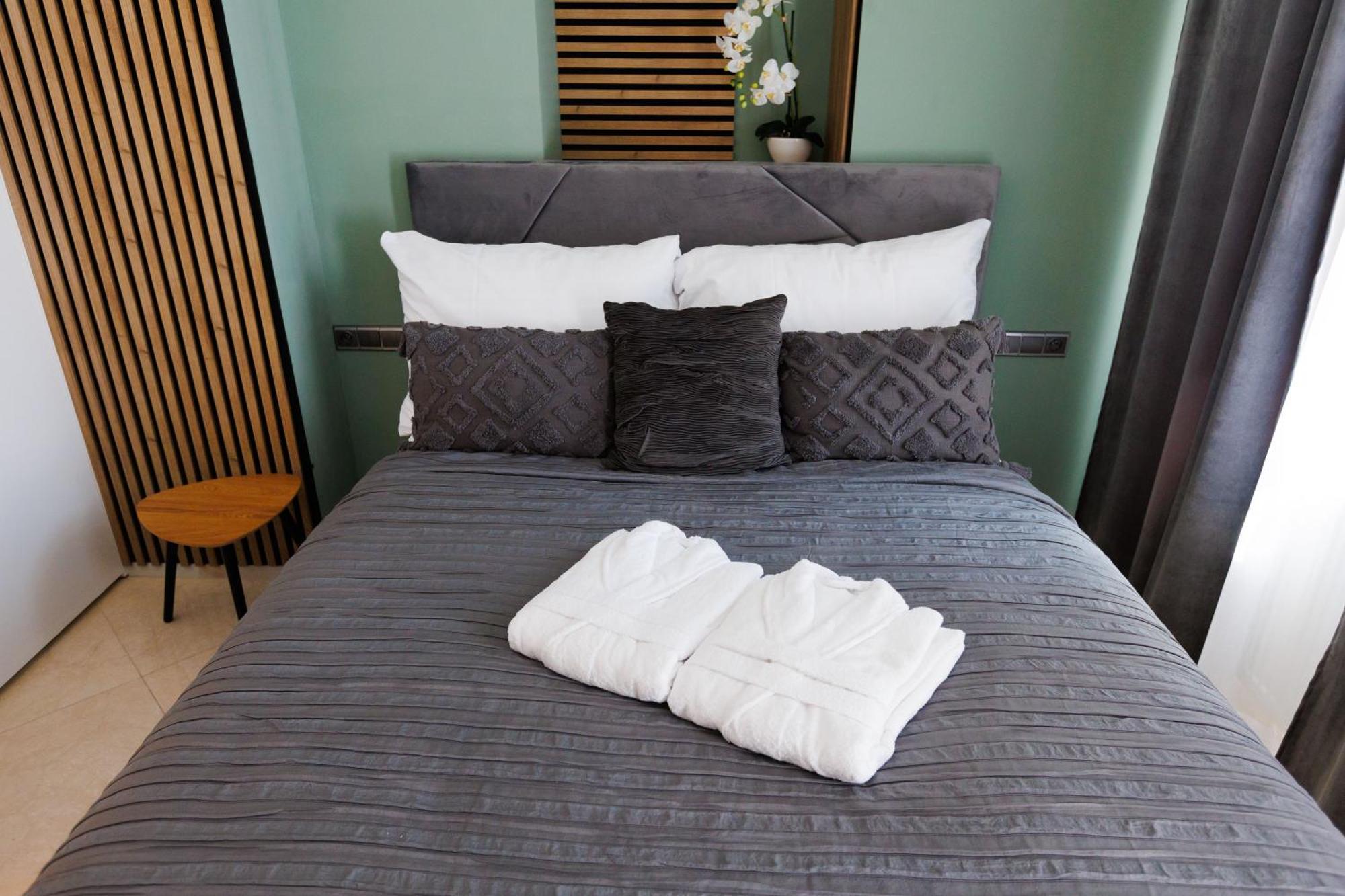 Leo Apartment Suite & Private Spa Zone - Old City Братислава Экстерьер фото